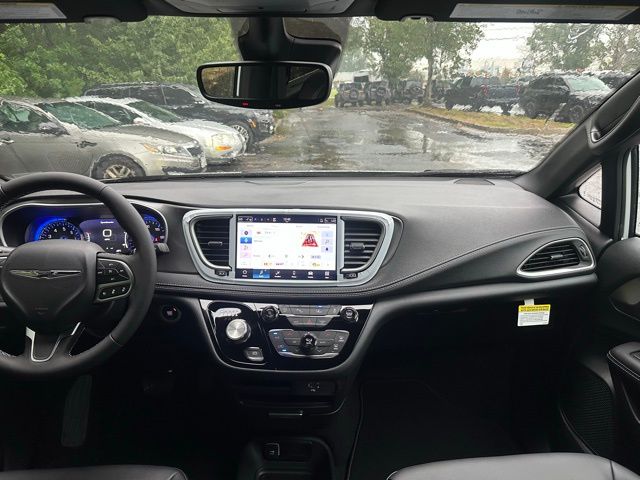 2026 Chrysler Pacifica photo 27