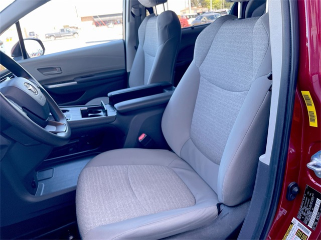2024 Toyota Sienna LE photo 2