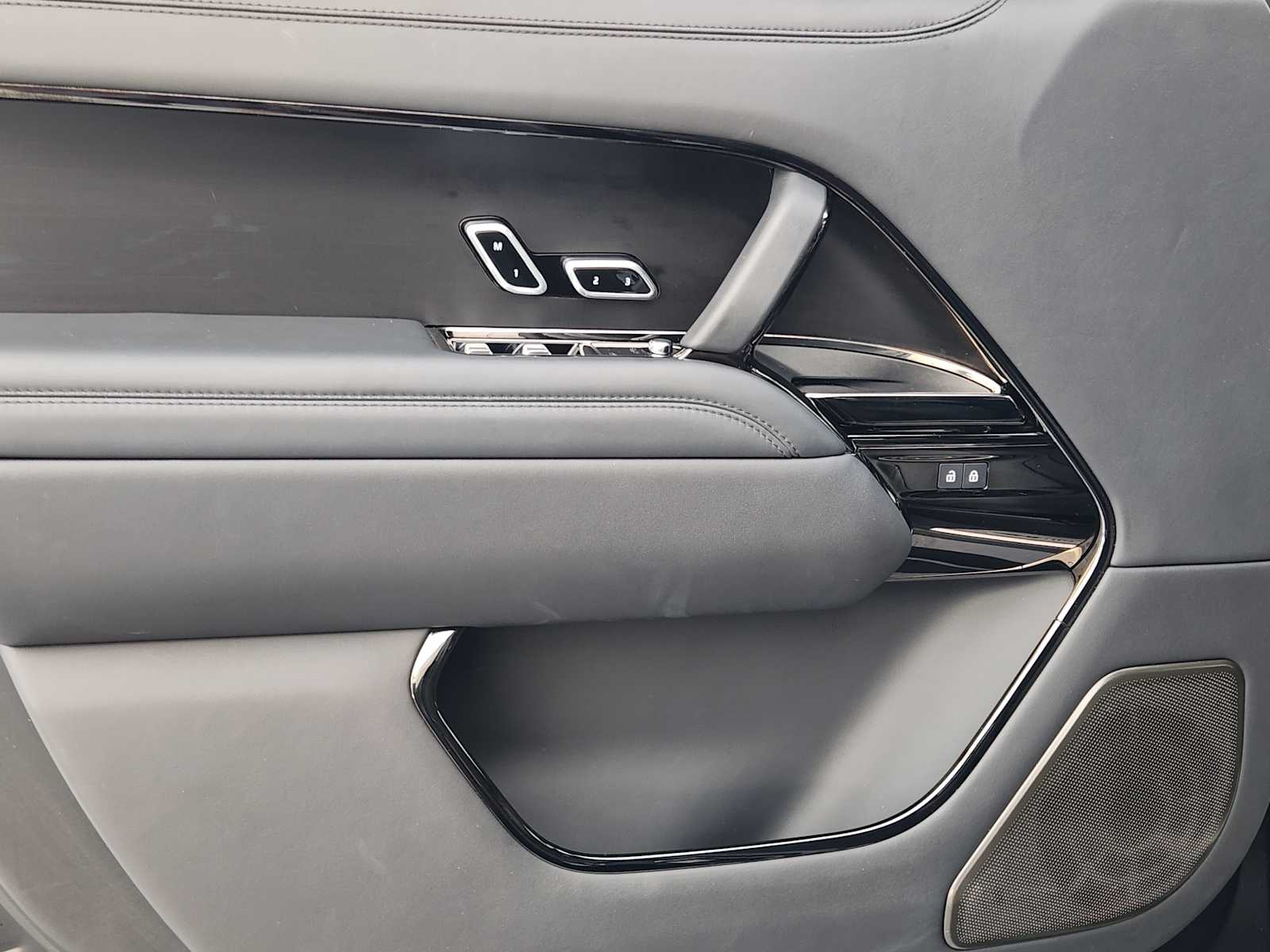 2023 Land Rover Range Rover SV photo 21