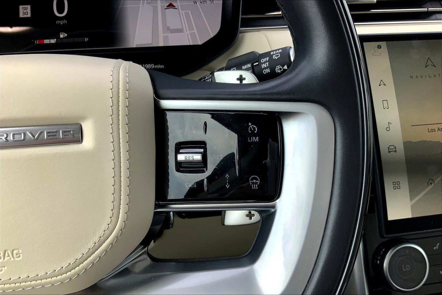 2023 Land Rover Range Rover SE photo 12