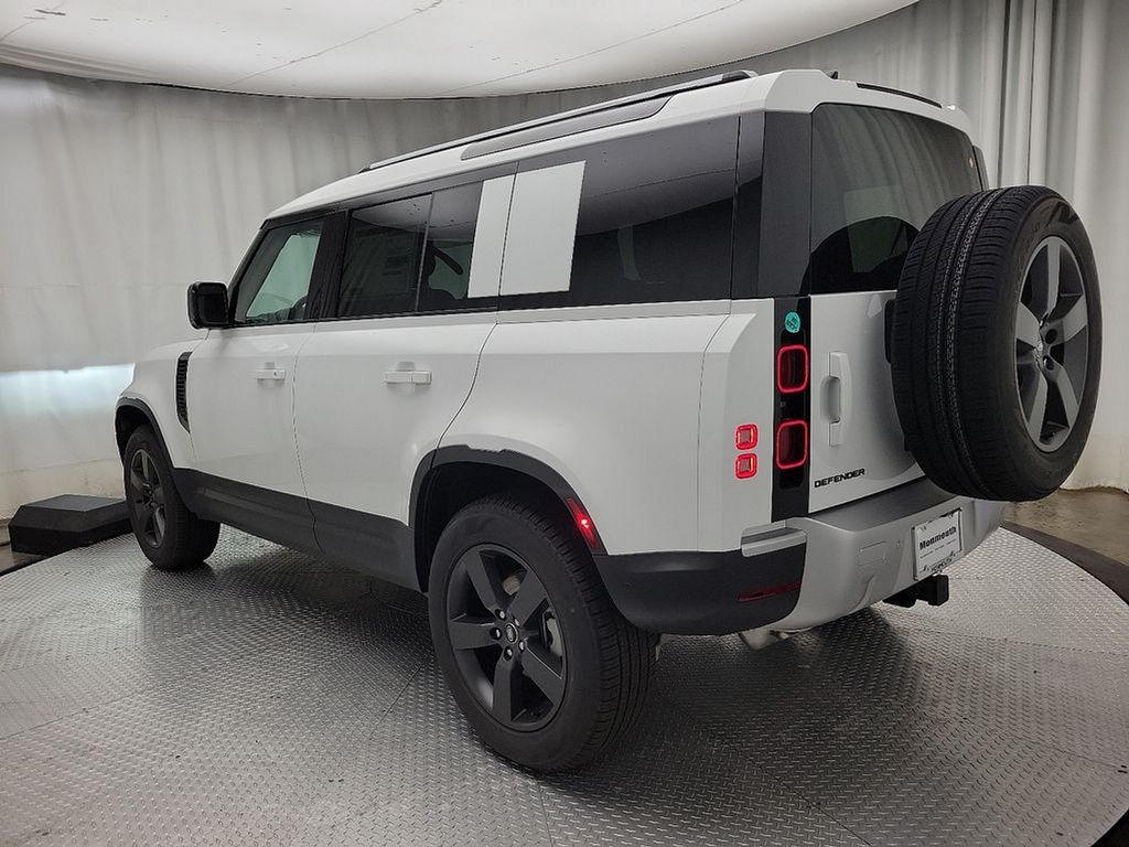 2025 Land Rover Defender 110 S photo 4