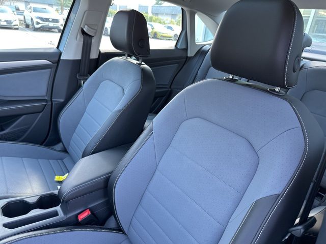 2025 Volkswagen Jetta SE photo 8
