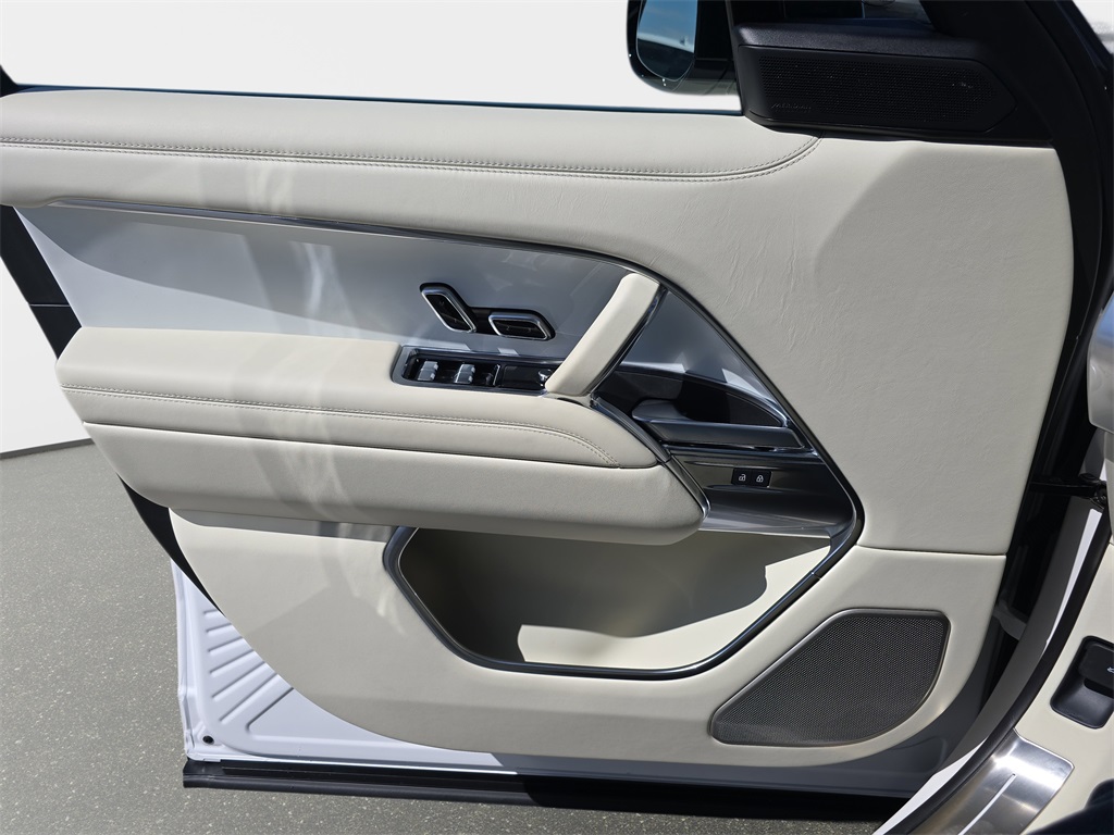 2025 Land Rover Range Rover SV photo 22