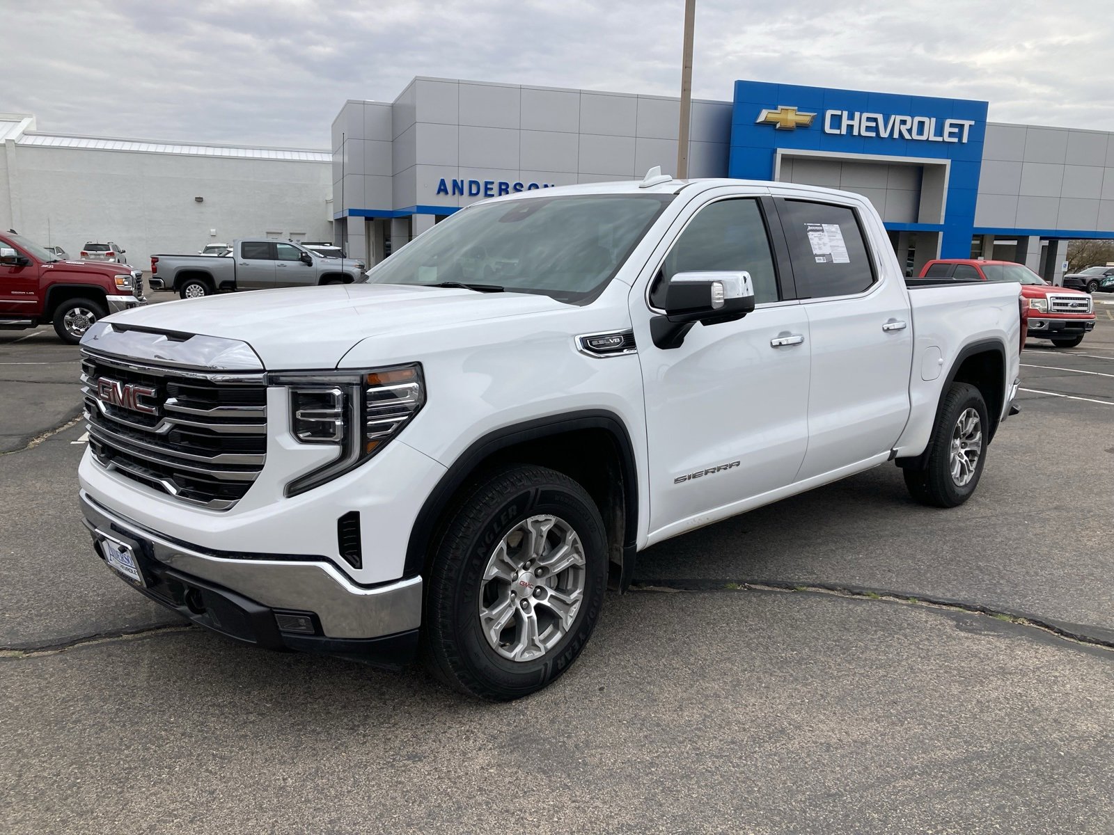 2024 GMC Sierra 1500 SLT's photo