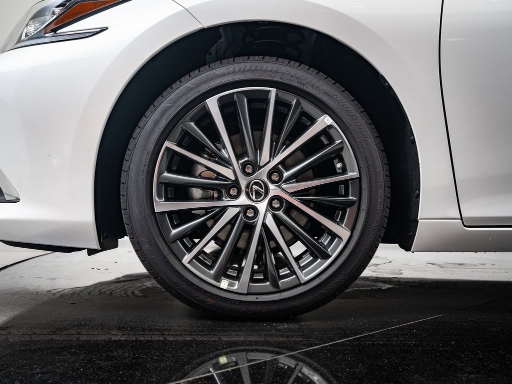 2025 Lexus ES 300h photo 13