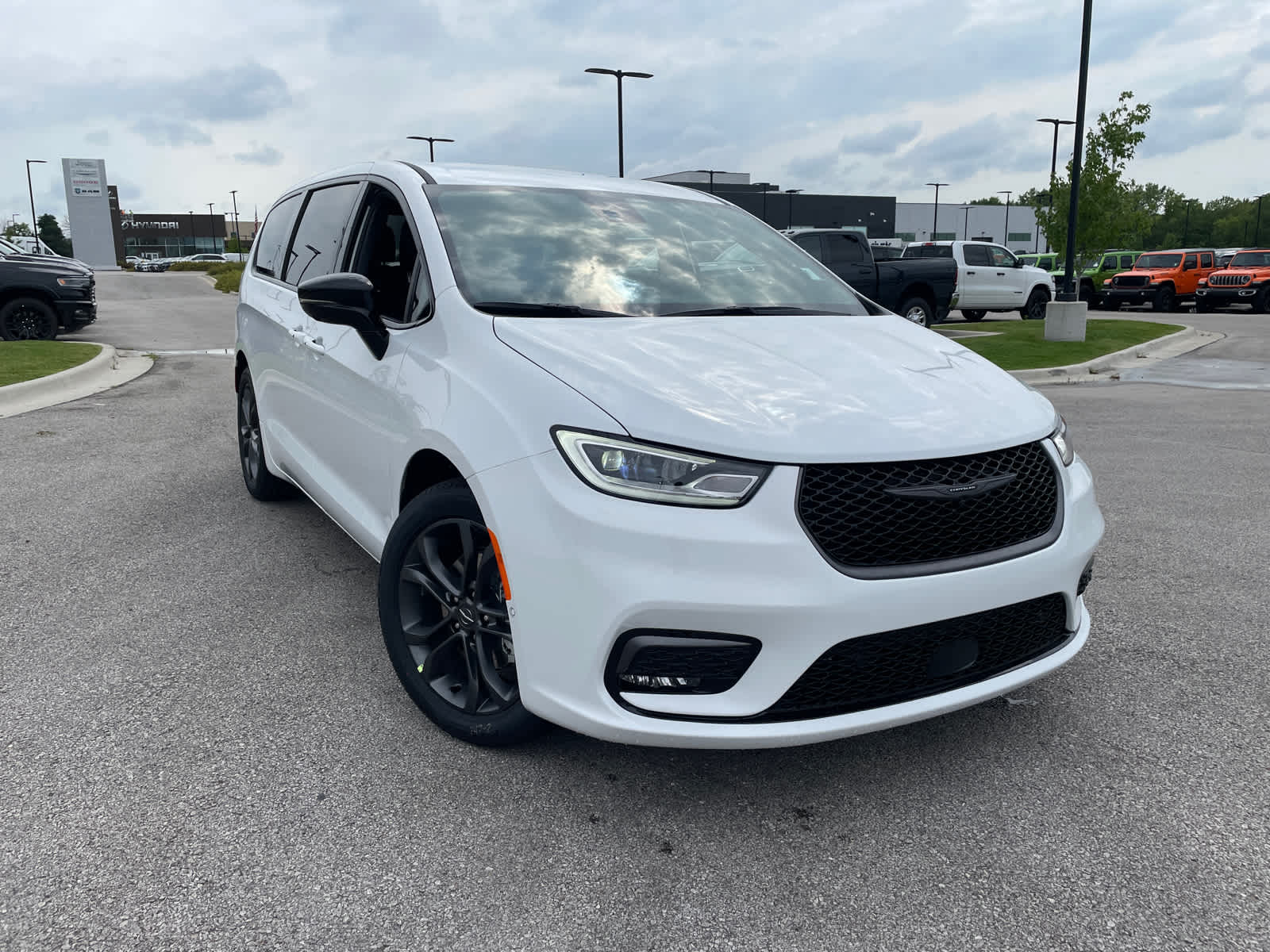 2026 Chrysler Pacifica photo 2