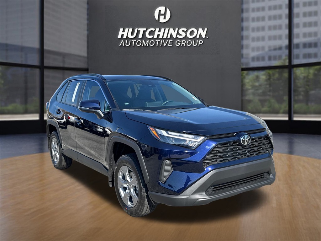 2025 Toyota RAV4 XLE's photo