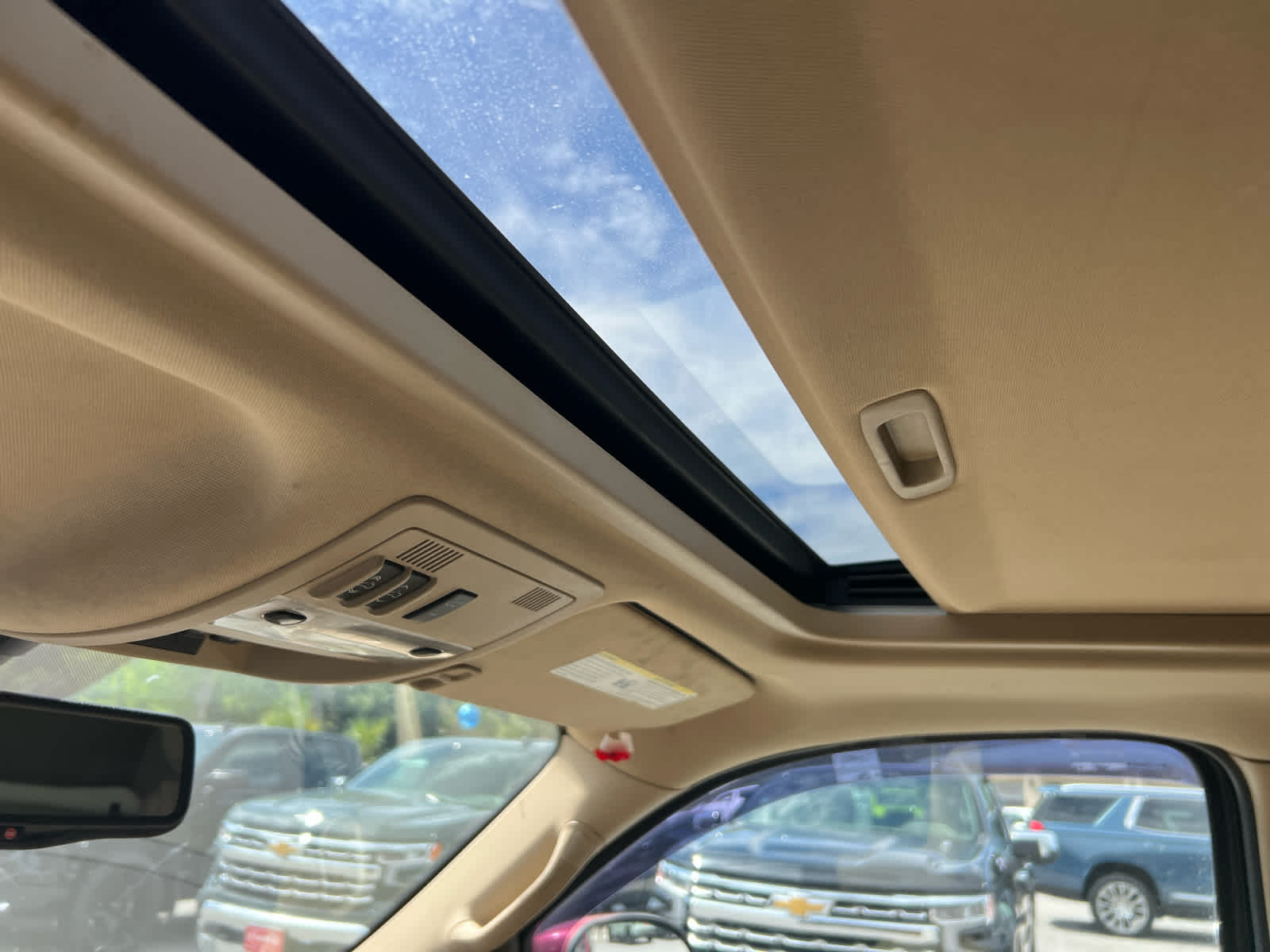 2014 Chevrolet Suburban LT photo 4