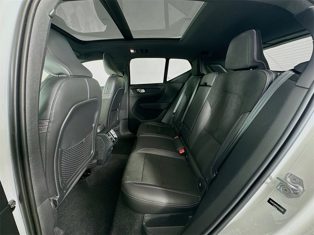 2021 Volvo XC40 R-Design photo 22