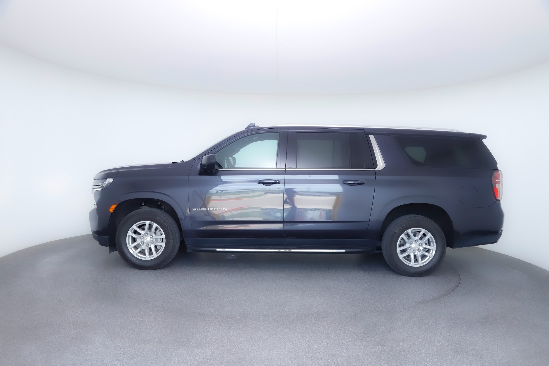 2023 Chevrolet Suburban LT photo 2