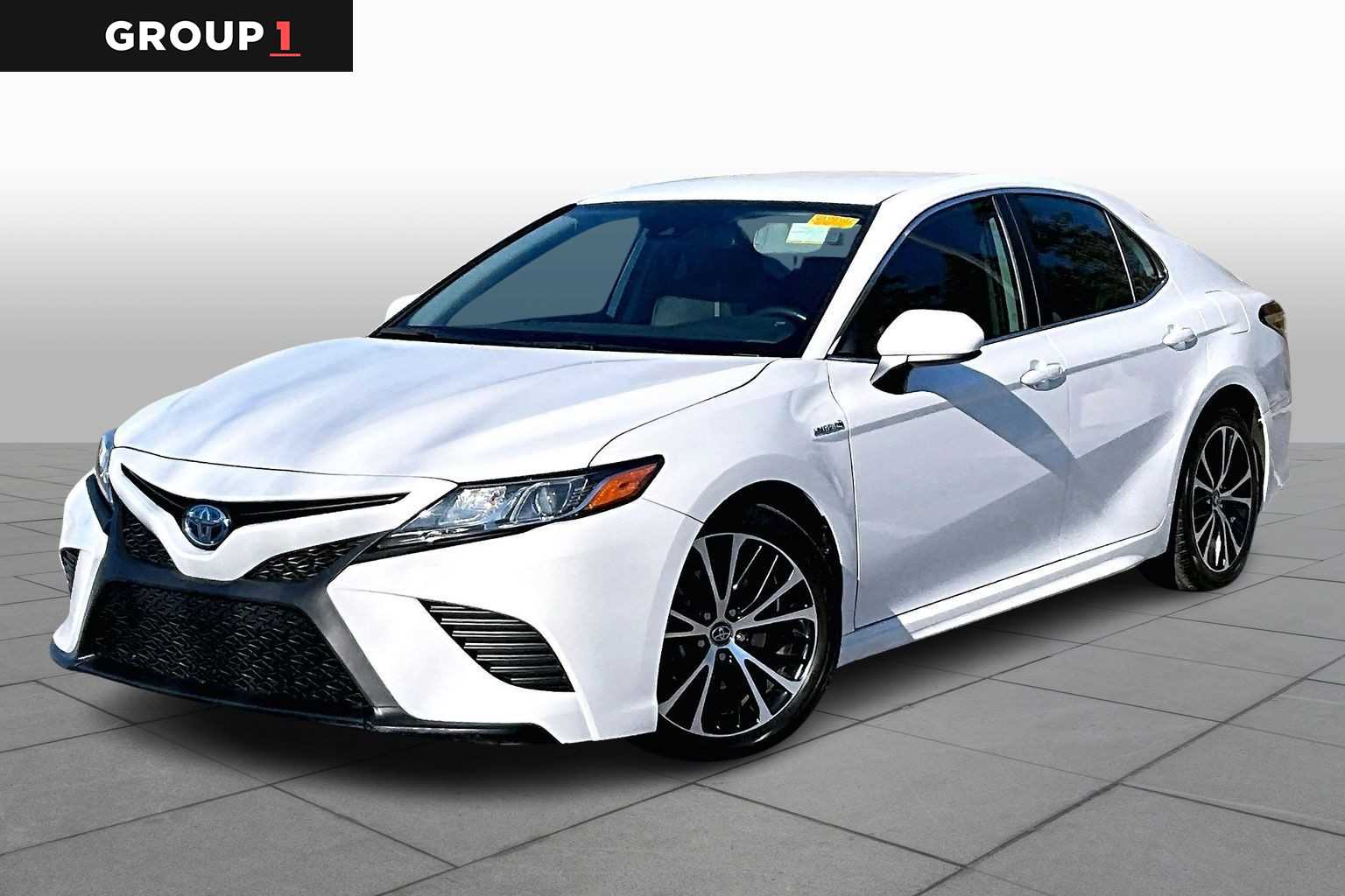 2020 Toyota Camry SE's photo