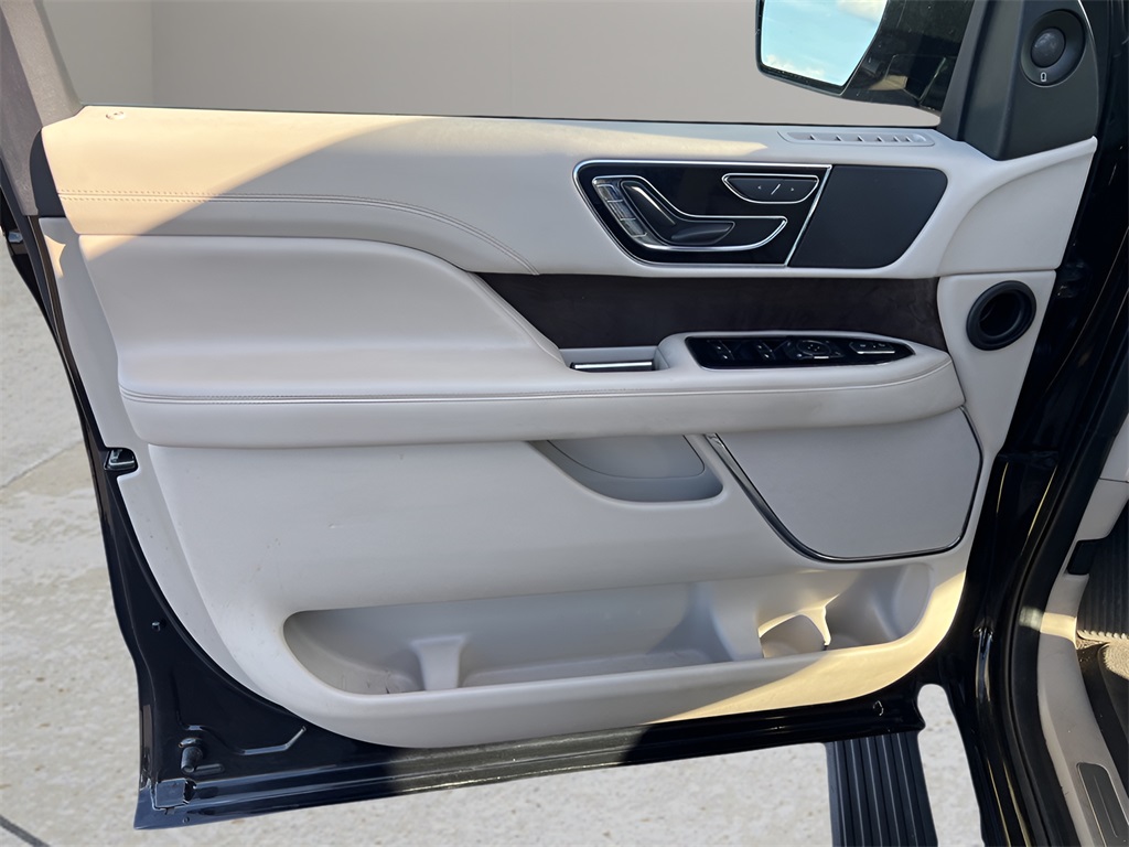 2021 Lincoln Navigator Standard photo 14