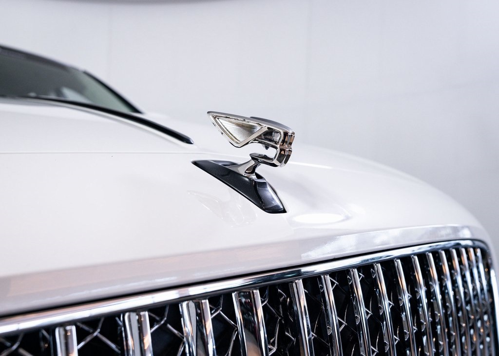 Used 2022 Glacier White Bentley V8 image 12