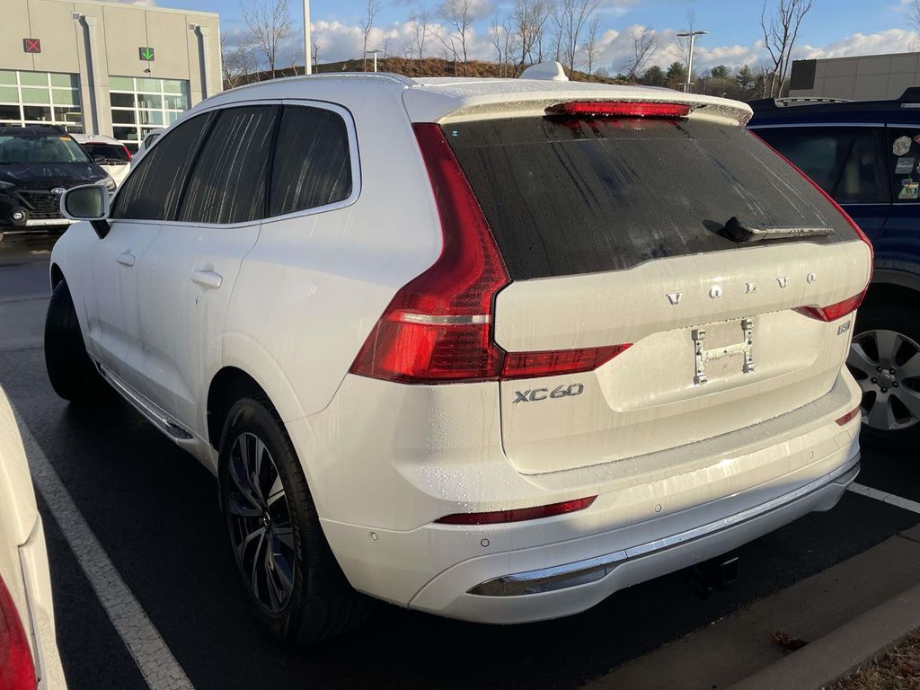 2023 Volvo XC60 B5 Plus photo 3