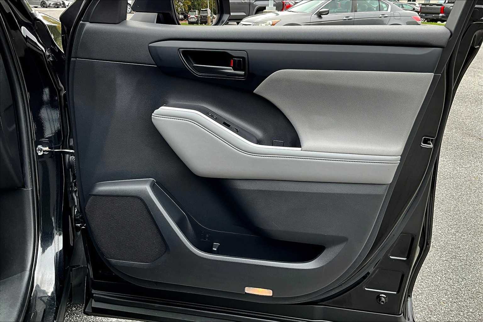 2022 Toyota Highlander LE photo 20