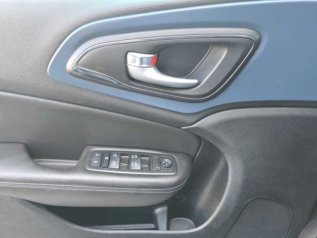 2015 Chrysler 200 S photo 23