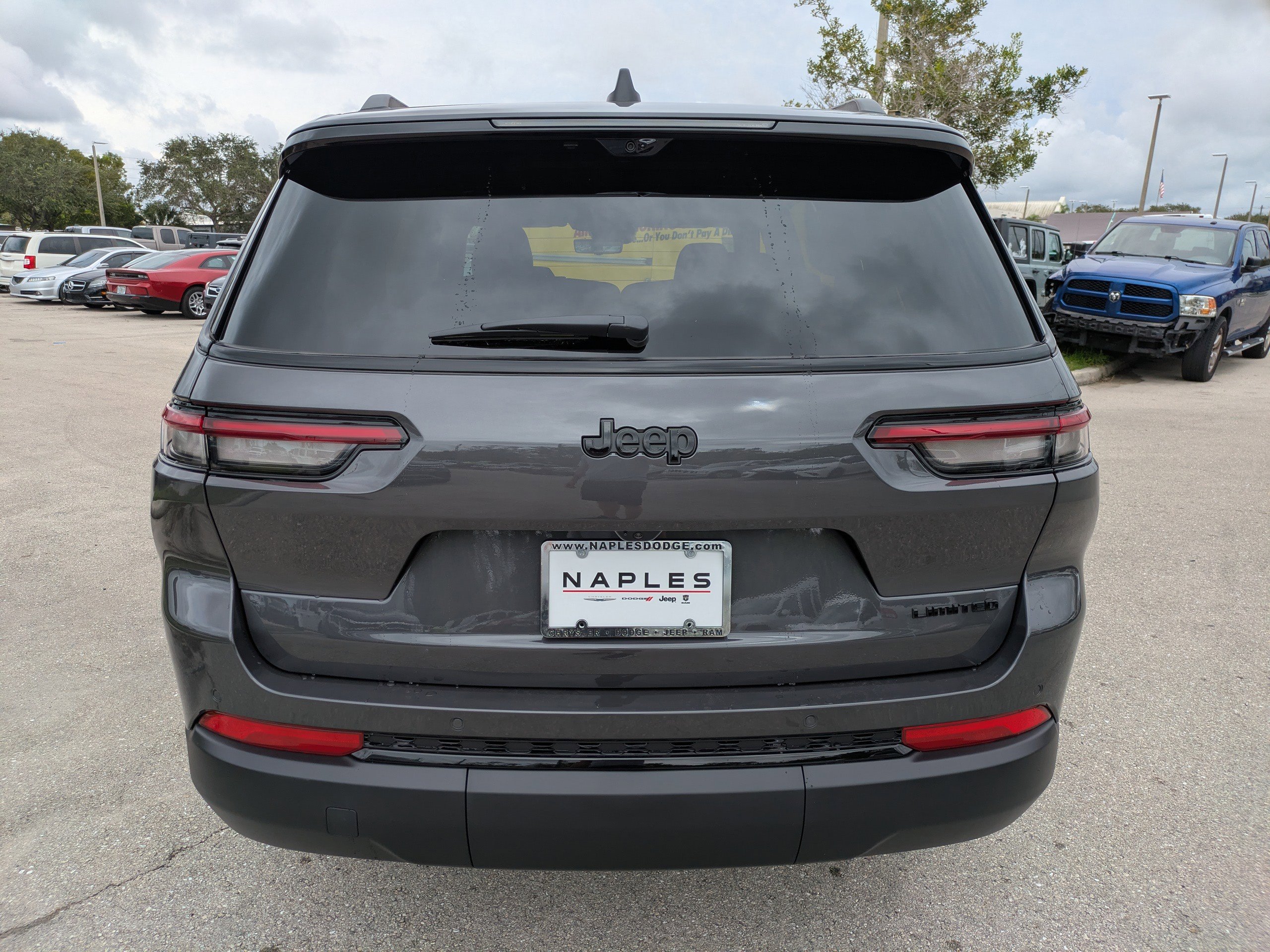 2025 Jeep Grand Cherokee Limited photo 3