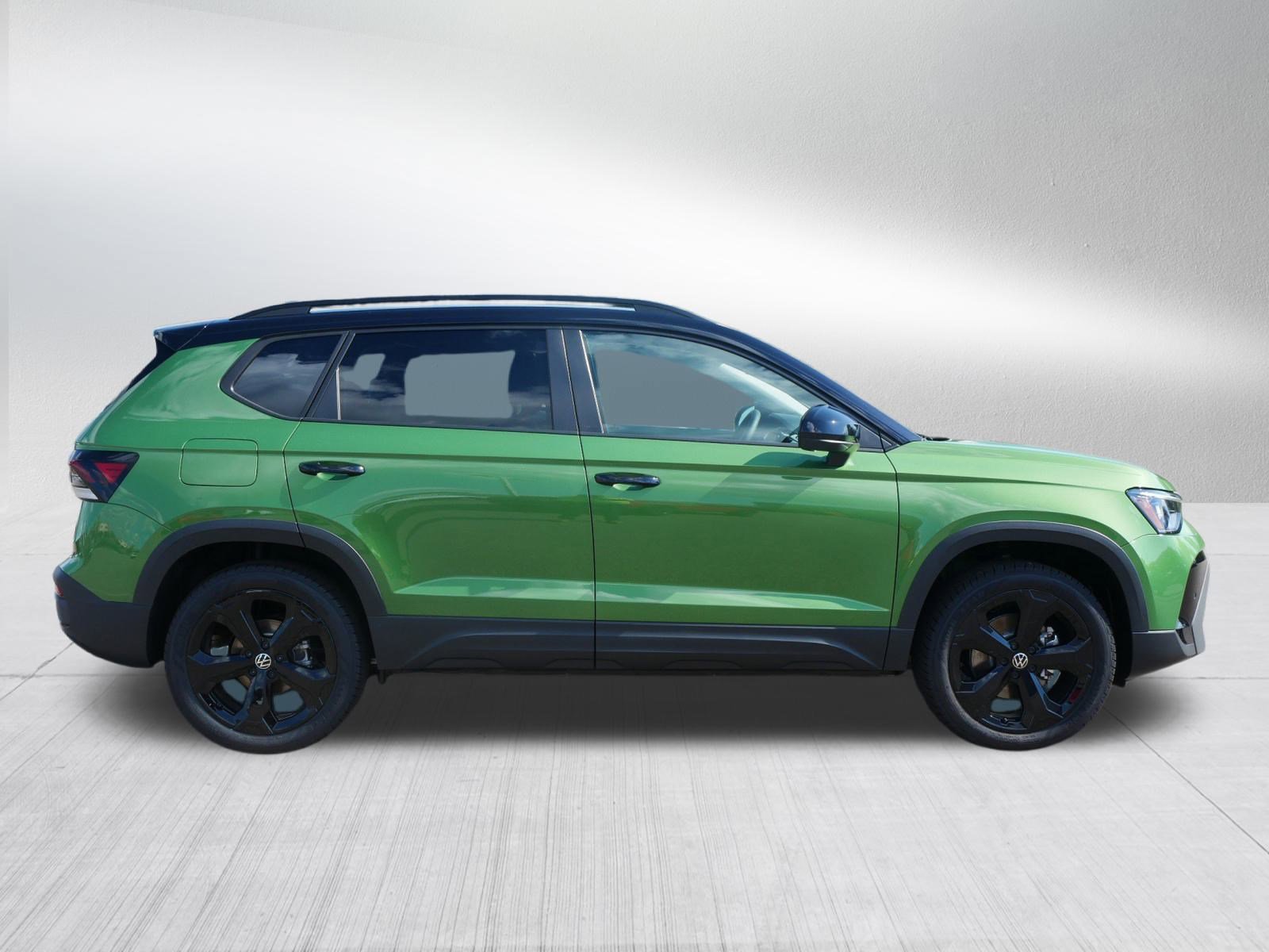 2025 Volkswagen Taos SE photo 2