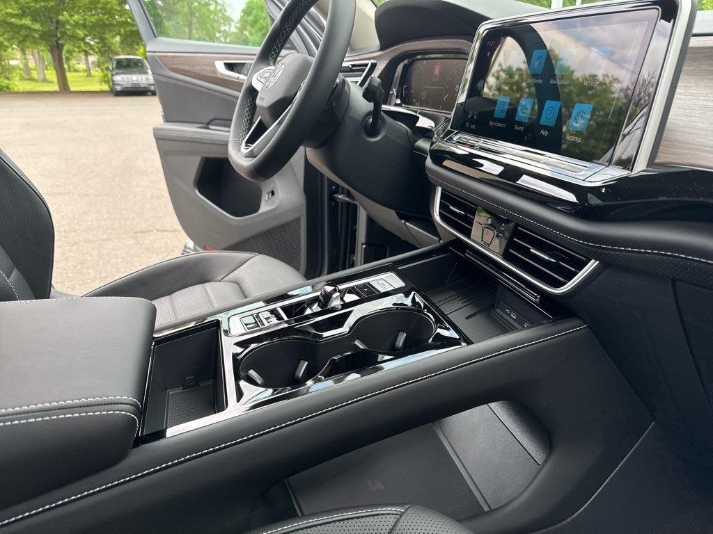 2025 Volkswagen Atlas SEL photo 35