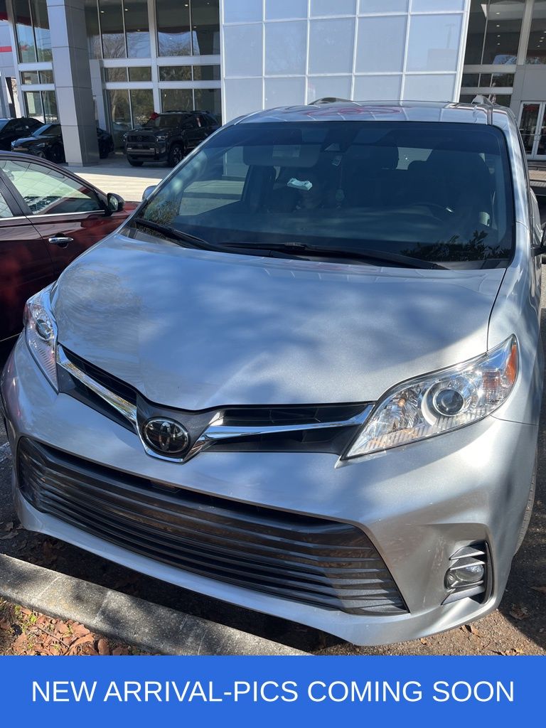 2019 Toyota Sienna XLE's photo
