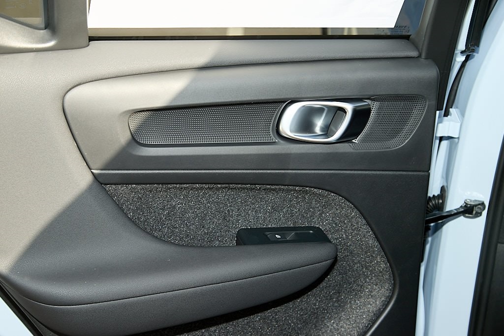 2026 VOLVO XC40 - Image 18