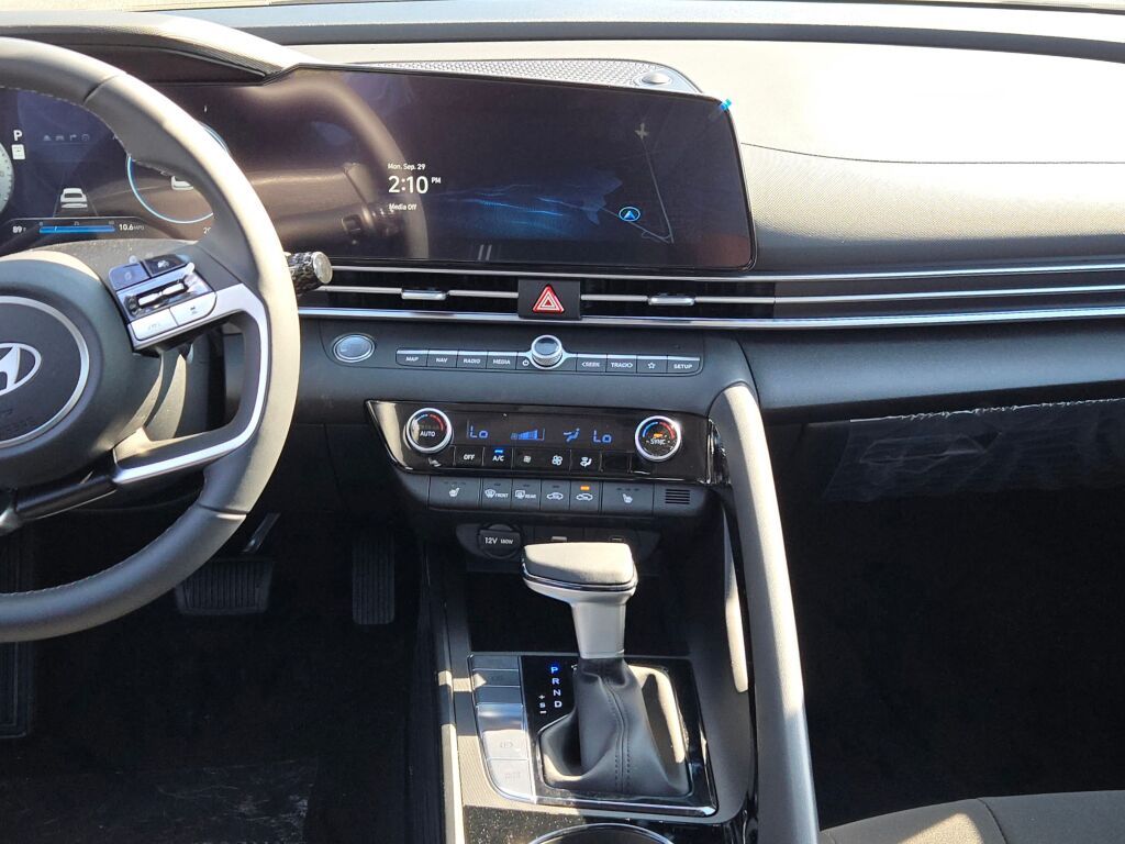 2025 Hyundai Elantra SEL Convenience photo 18