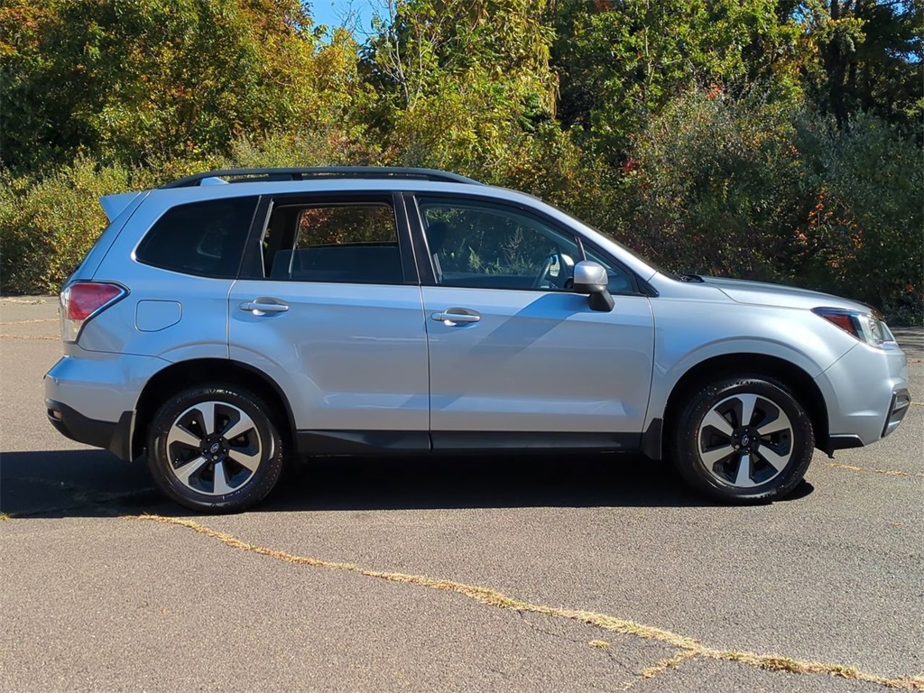 2018 Subaru Forester 2.5i Premium photo 3