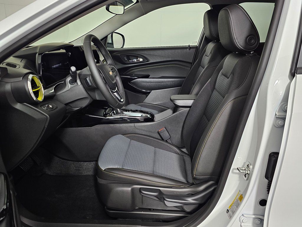2025 Chevrolet Trax LT photo 4