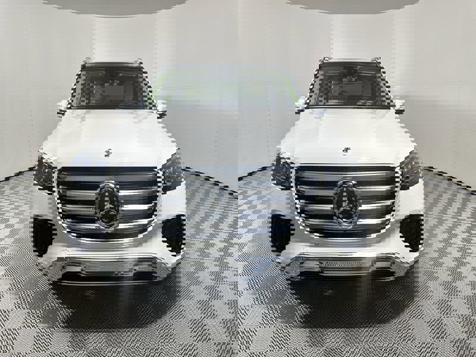 2025 Mercedes Benz GLS 450 4MATIC photo 3