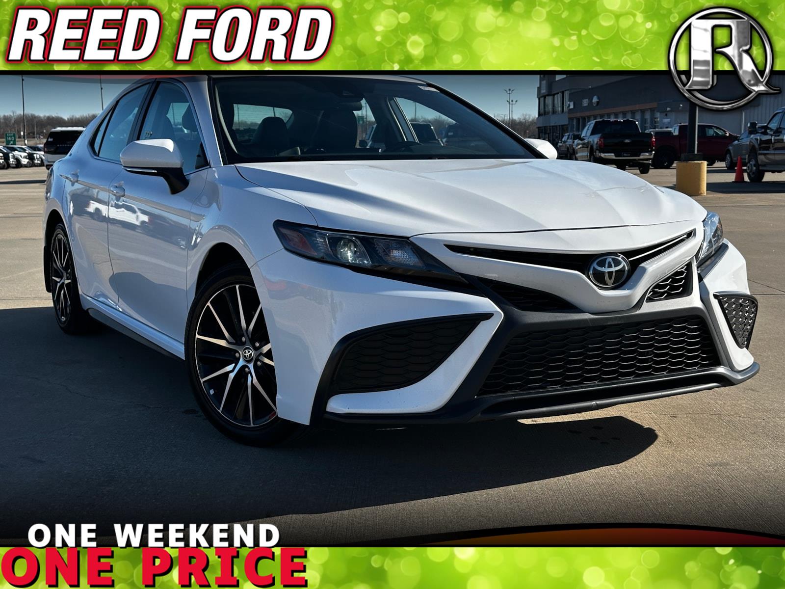 2024 Toyota Camry SE's photo