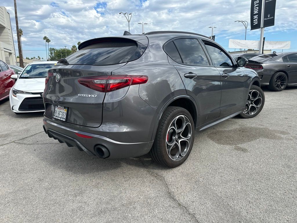2022 Alfa Romeo Stelvio Ti photo 4