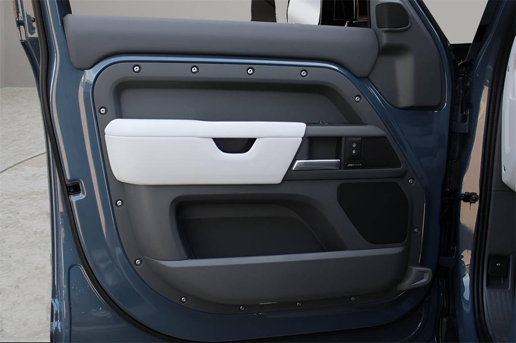 2025 Land Rover Defender 110 S photo 10