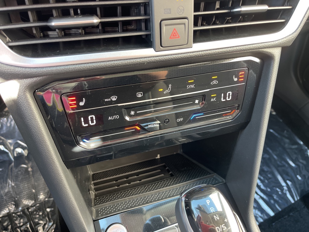 2025 Volkswagen Taos SE photo 9