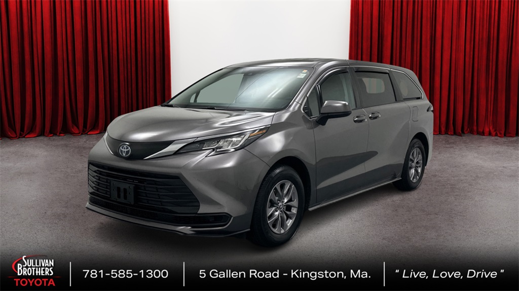2023 Toyota Sienna LE's photo