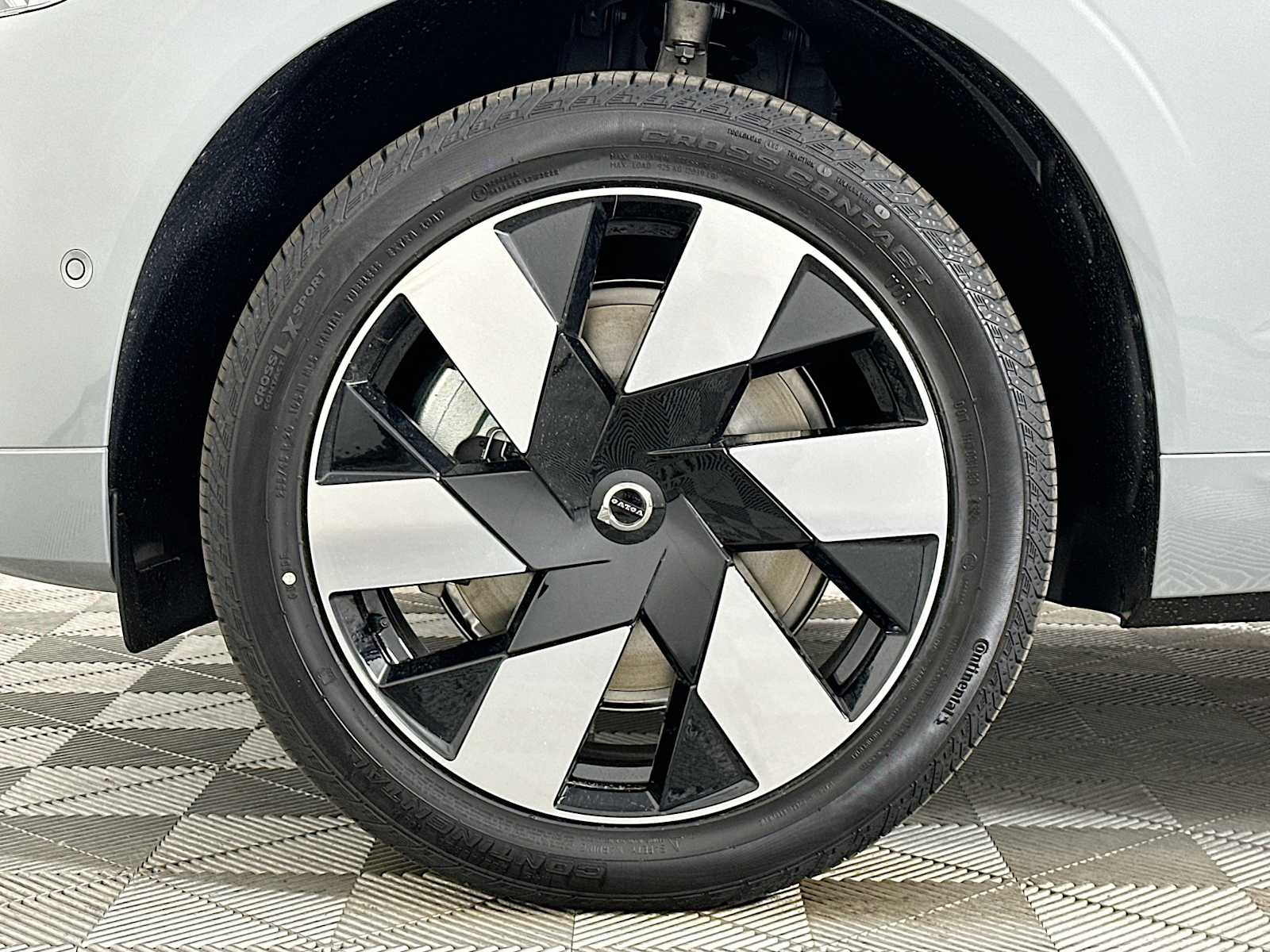 2025 Volvo XC60 T8 Plus photo 26