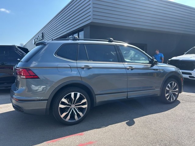 2022 Volkswagen Tiguan SE R-Line Black photo 2