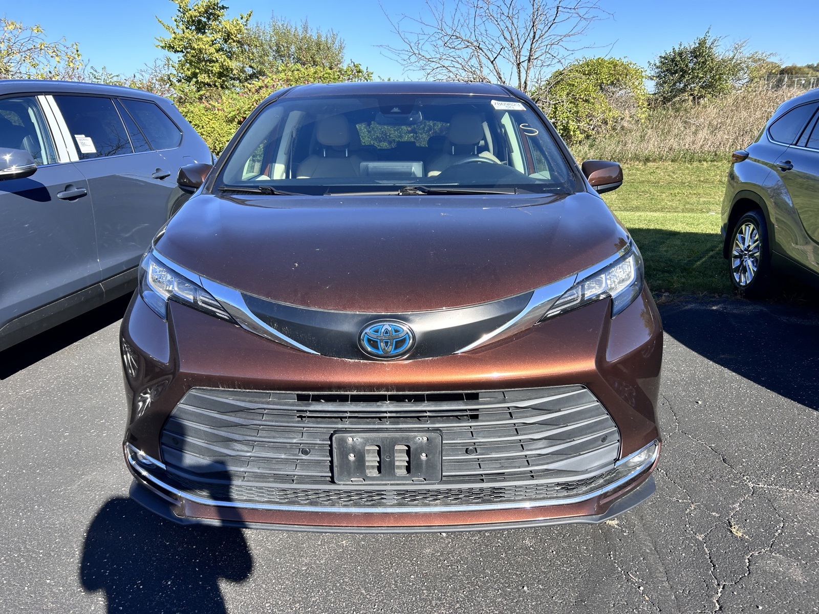2021 Toyota Sienna XLE photo 2