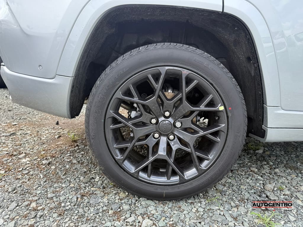 2025 Jeep Grand Cherokee Summit photo 3