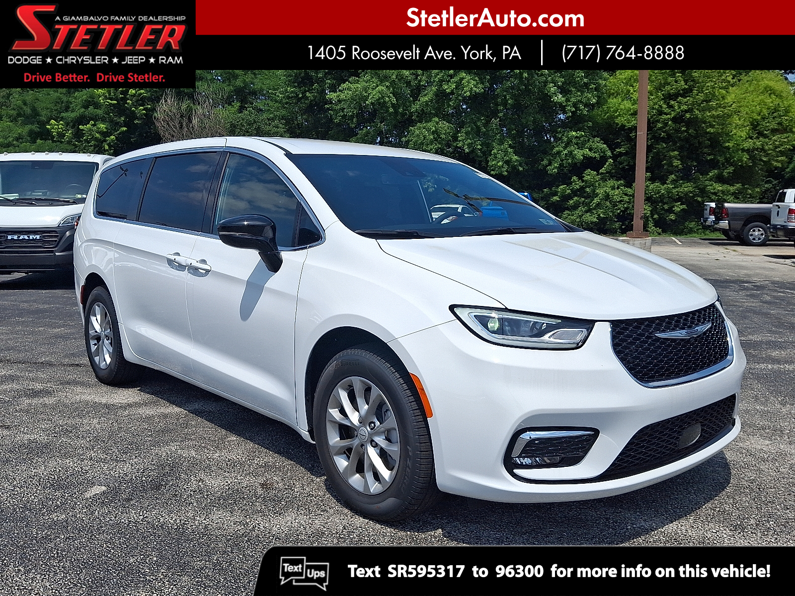 2025 Chrysler Pacifica Select's photo