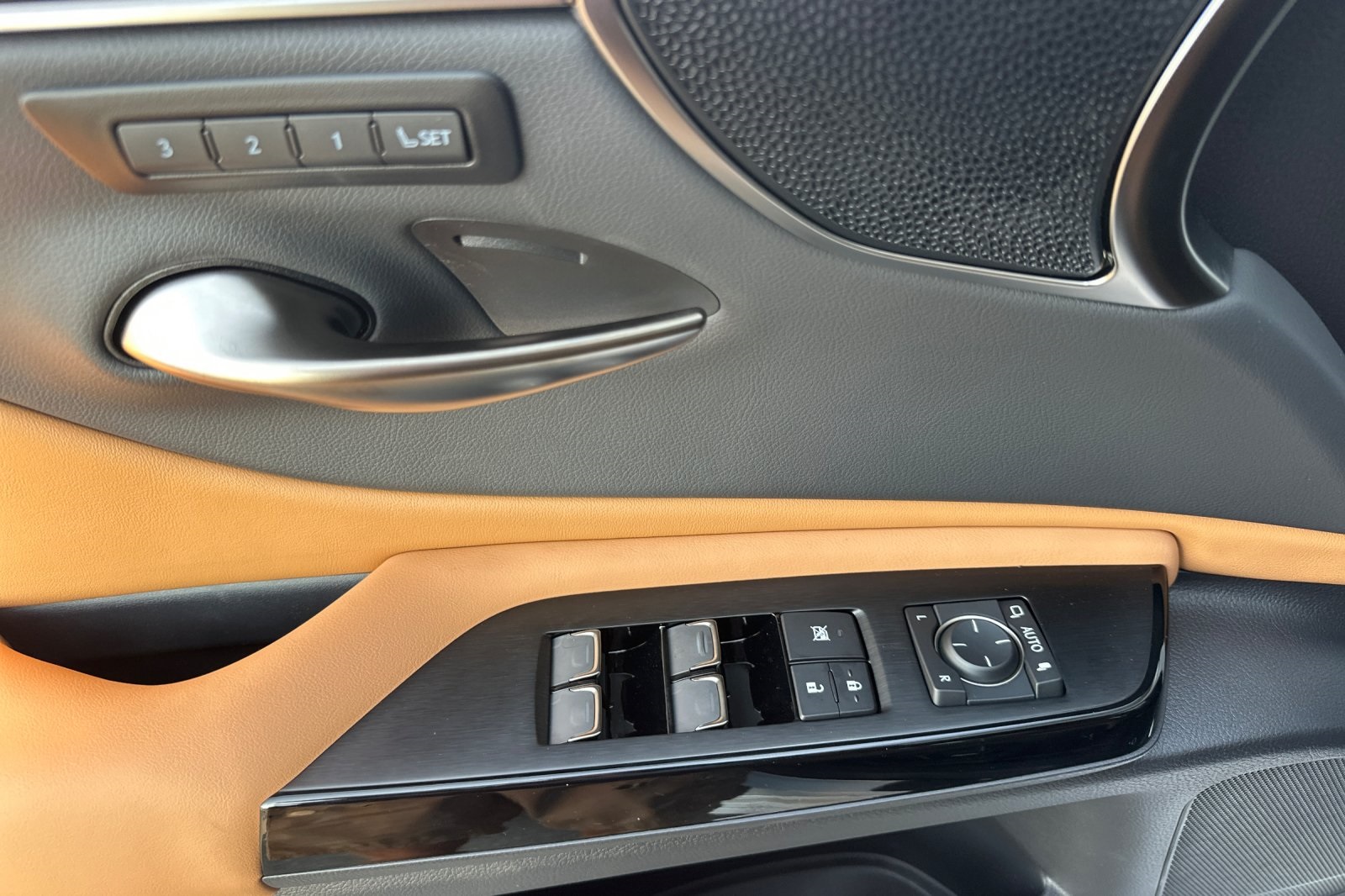 2025 Lexus ES 300h Luxury photo 8