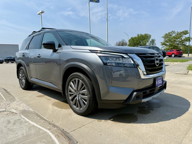 2024 Nissan Pathfinder SL photo 4