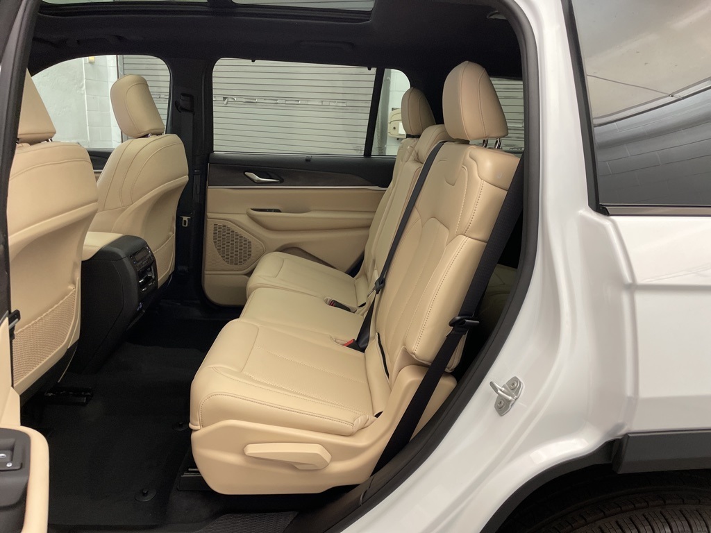 2025 Jeep Grand Cherokee Limited photo 14