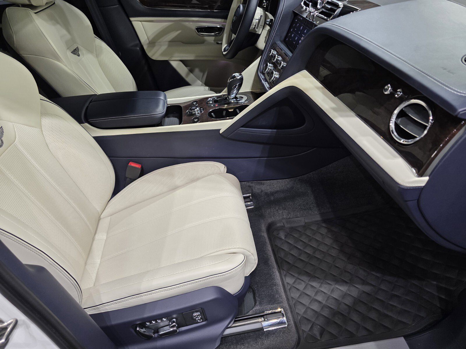 2023 Bentley Bentayga EWB Azure Mulliner photo 21