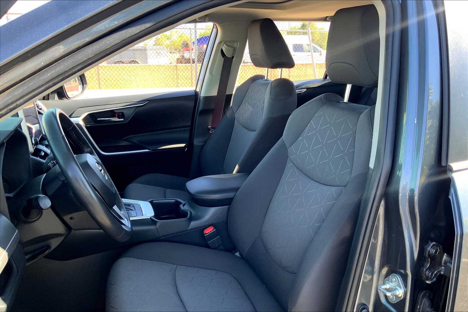 2023 Toyota RAV4 Hybrid XLE photo 8