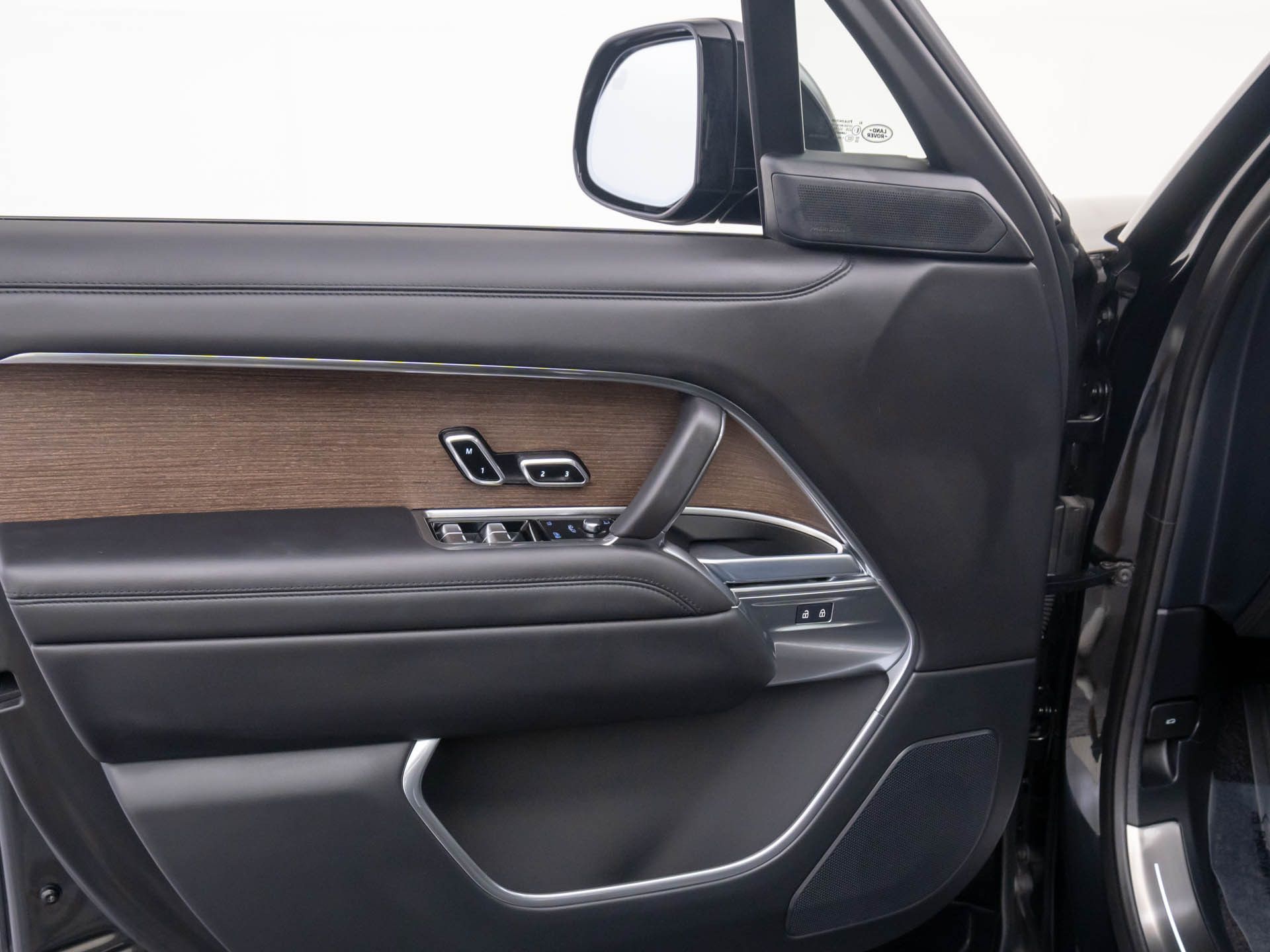 2025 Land Rover Range Rover SE photo 12