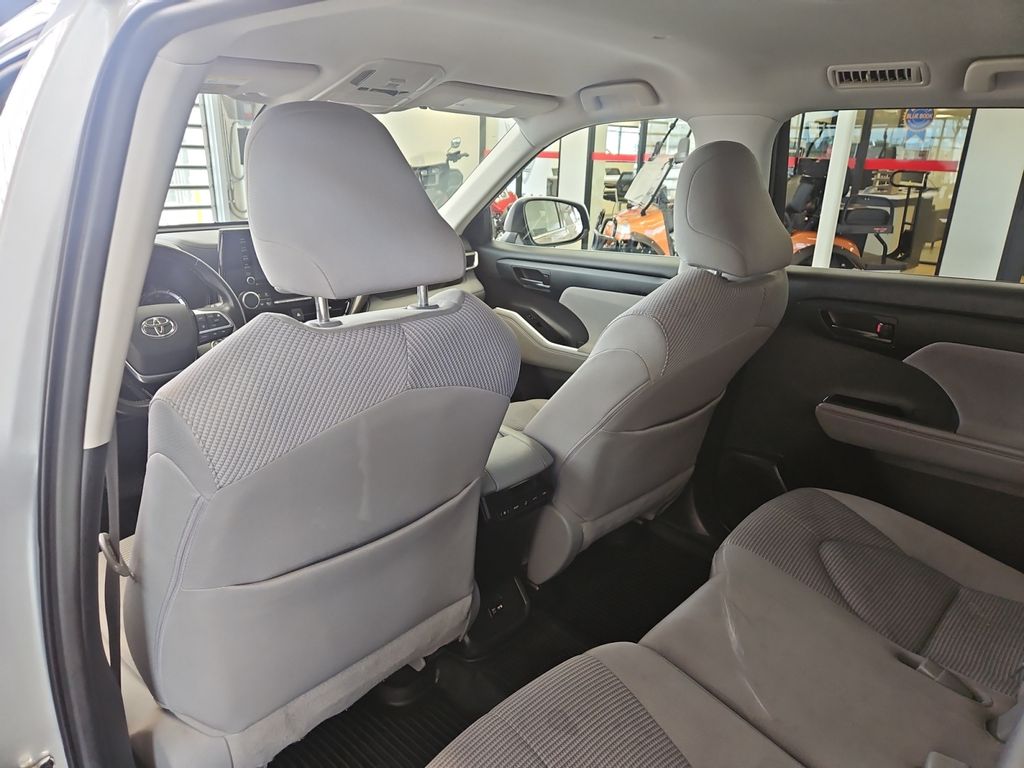 2021 Toyota Highlander LE photo 19