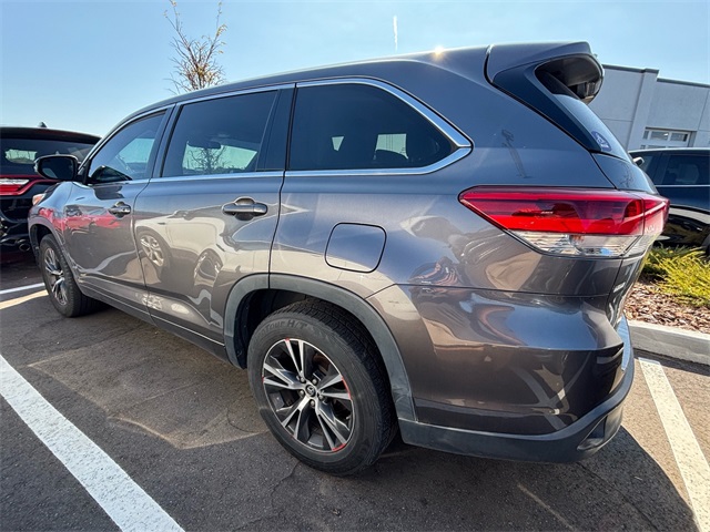 2018 Toyota Highlander LE photo 3
