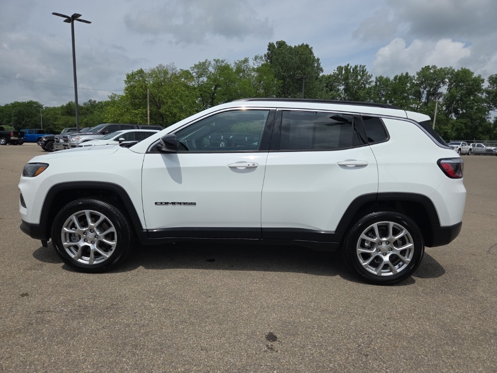 2024 Jeep Compass Latitude Lux photo 3