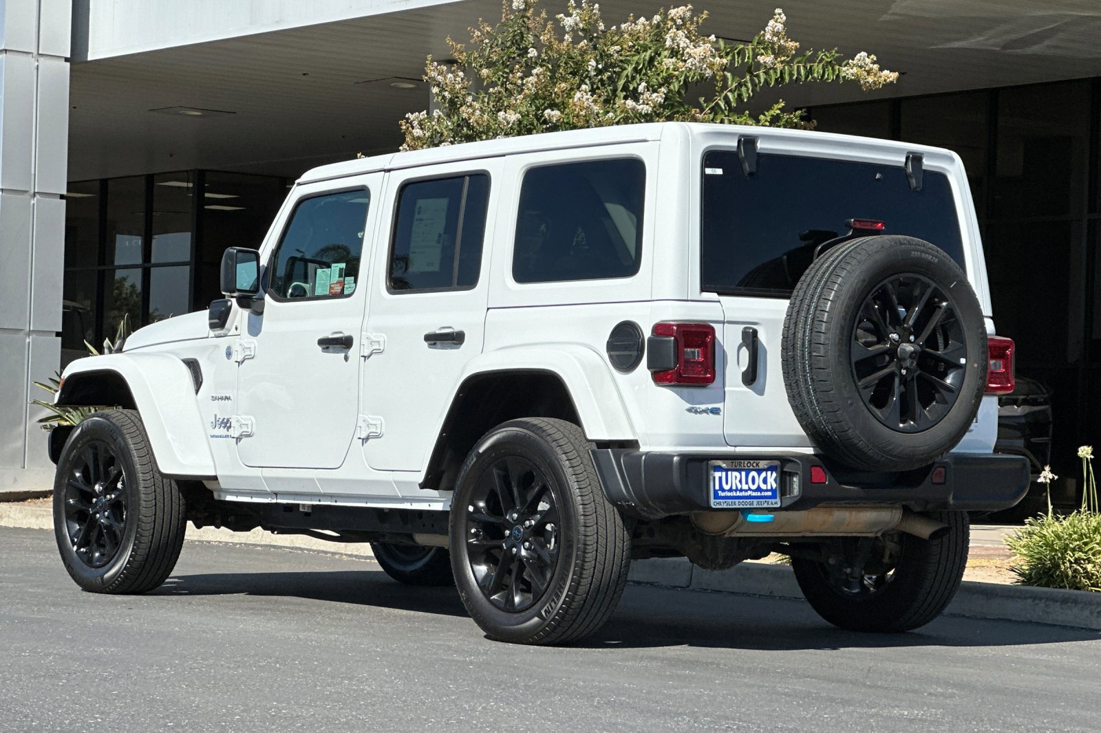 2024 Jeep Wrangler Sahara 4xe photo 6