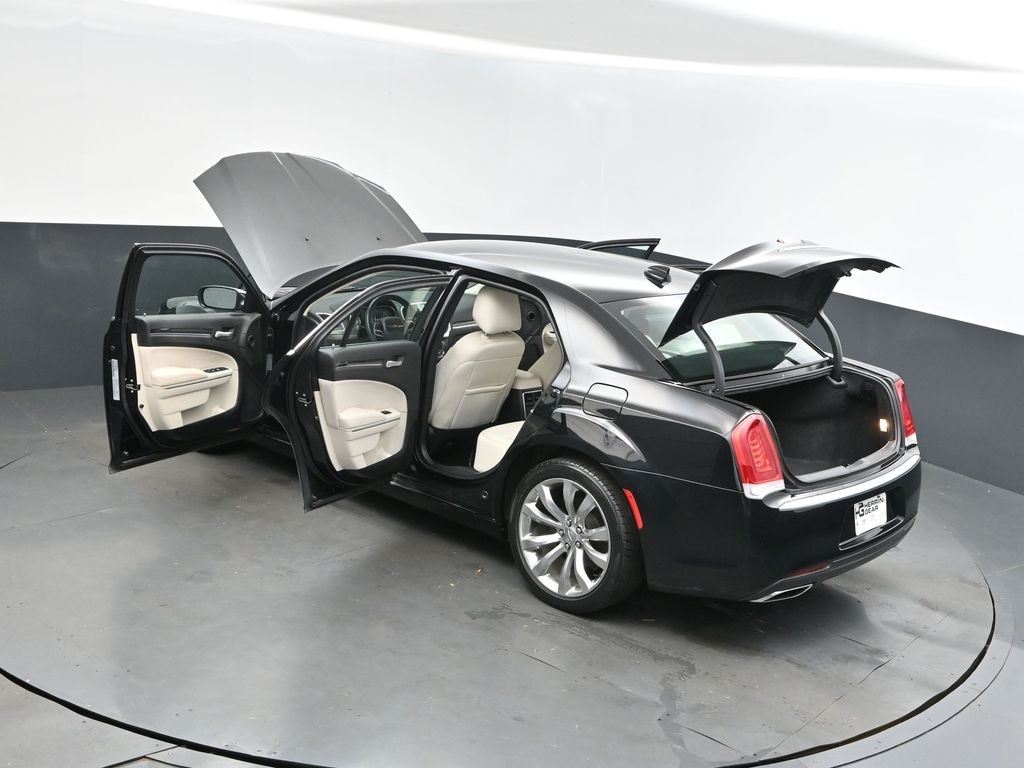 2020 Chrysler 300 Touring photo 2